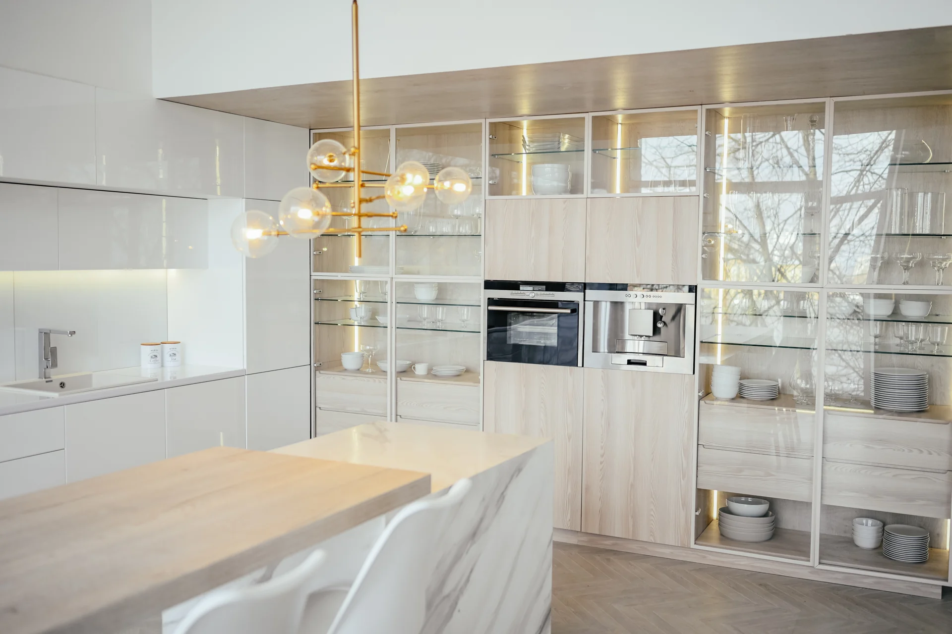 Light wood and white marble kitchen with a calm contemporary palette